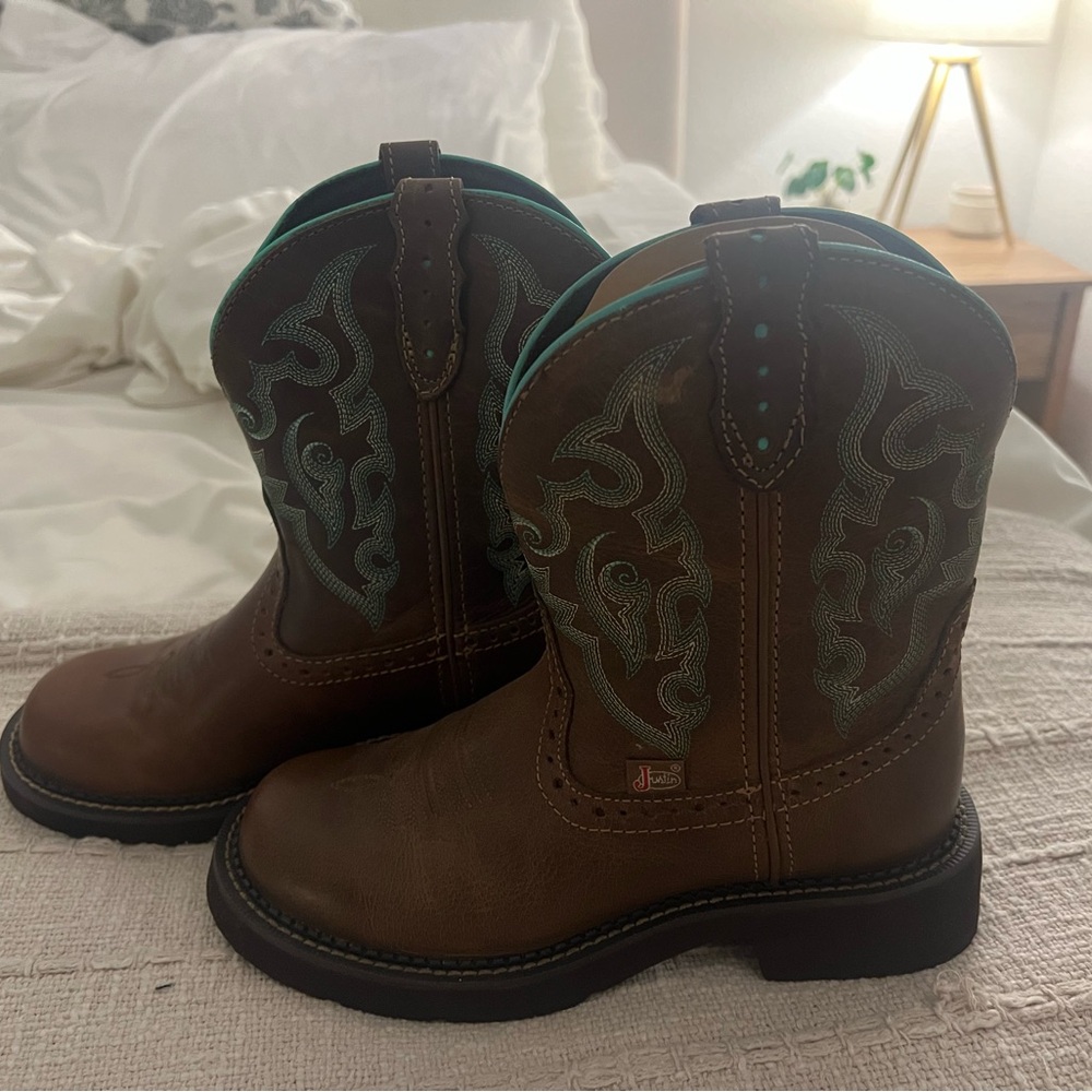 Women’s cowgirl boots